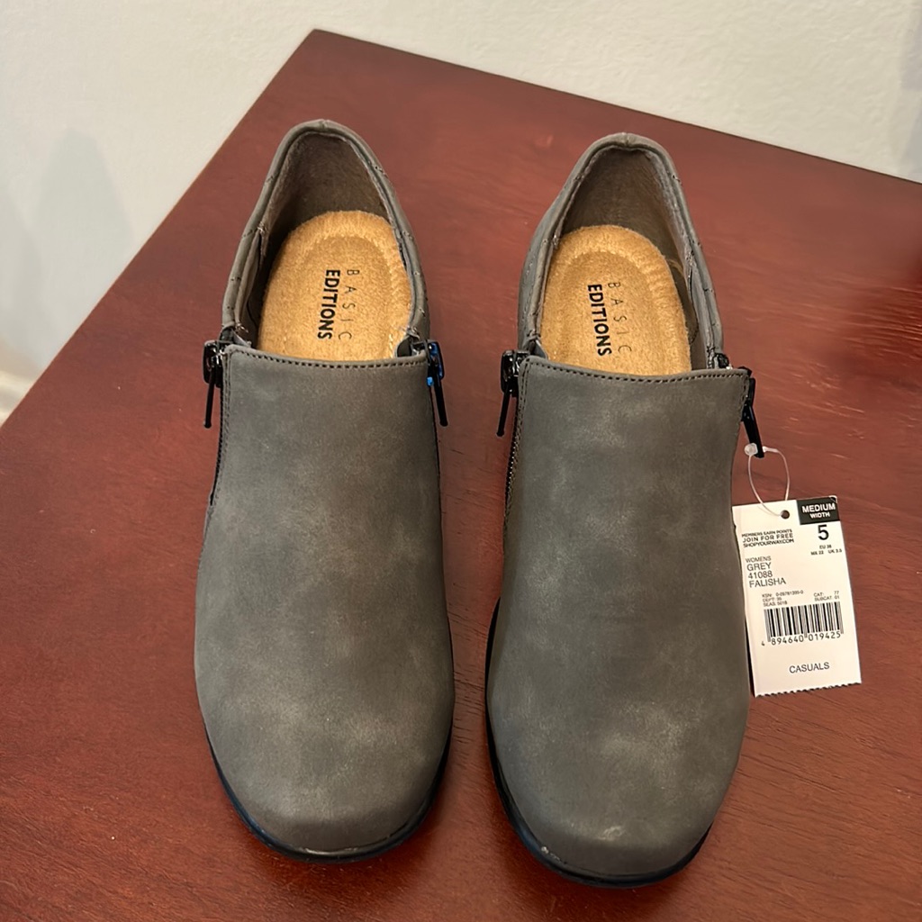 Basic Editions Shoes Size 5 Medium Width
